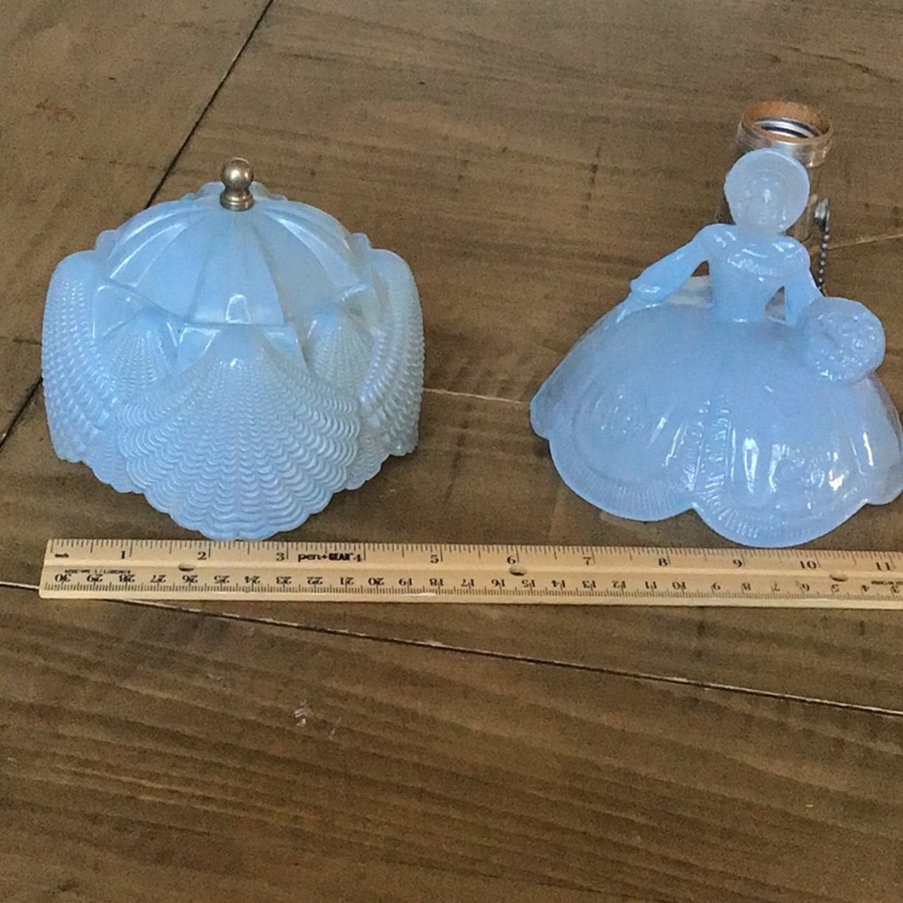 Vintage collectible L.E. Smith "Southern Belle" boudoir lamp. - Picture 13 of 13